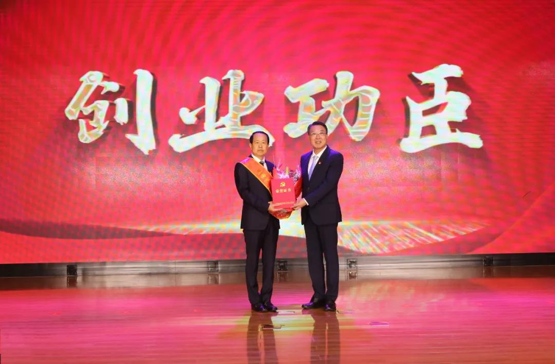聯(lián)橋集團(tuán)黨委書記、董事長(zhǎng)慕镕鍵被授予威海高新區(qū)建區(qū)30周年十大“創(chuàng)業(yè)功臣”稱號(hào)
