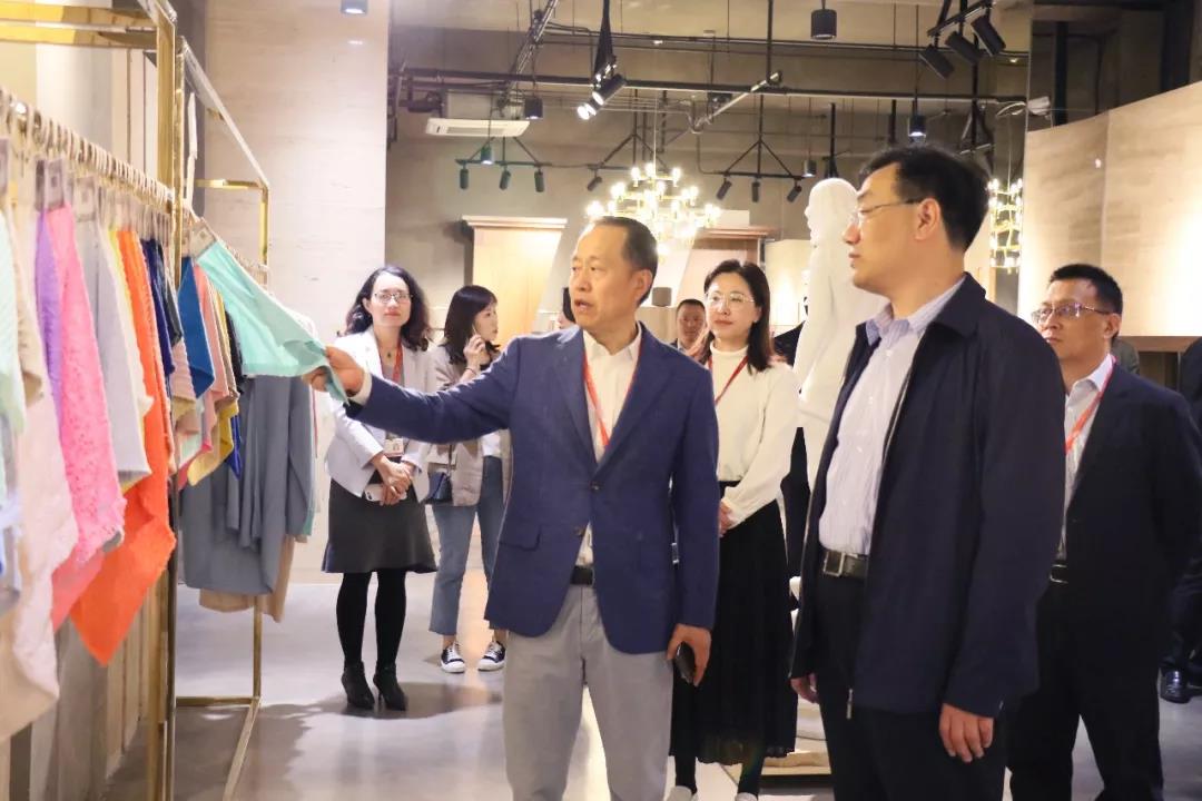 高新區(qū)黨工委委員、紀工委書記王役兵到聯(lián)橋集團調(diào)研