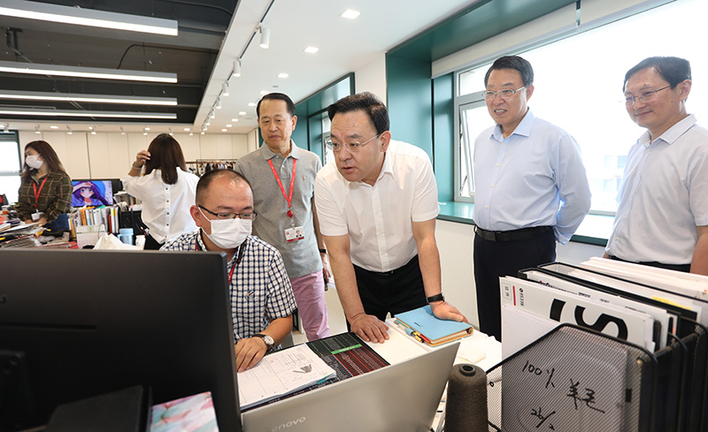 威海市委副書記、代市長閆劍波到聯(lián)橋集團(tuán)調(diào)研