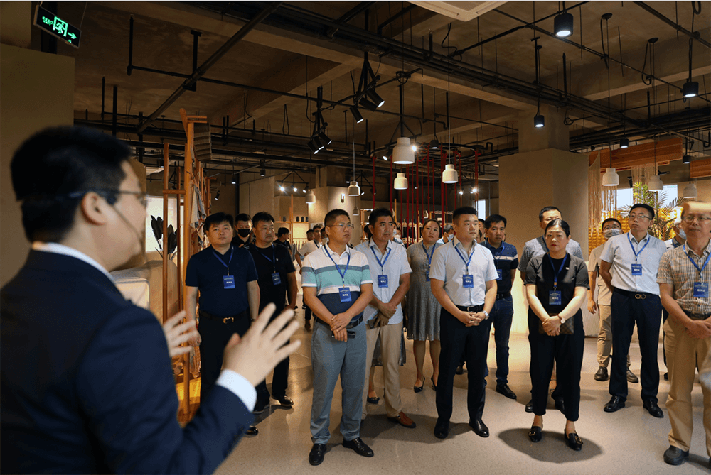 聯(lián)橋集團黨委書記、董事長慕镕鍵在威海市“青藍接力”名家論壇開講(圖2)